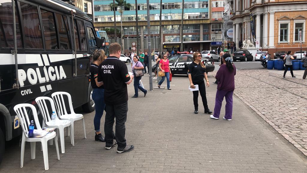 policiacivilrs's tweet photo. Polícia Civil realiza #OpCentroSeguro na área central da Capital. Realizadas diversas abordagens em pontos de maior incidência de roubos, identificando possíveis suspeitos. Essas ações visam coibir os roubos a pedestre na região. #17DP #DPGV https://t.co/ZnLlqBOdnz