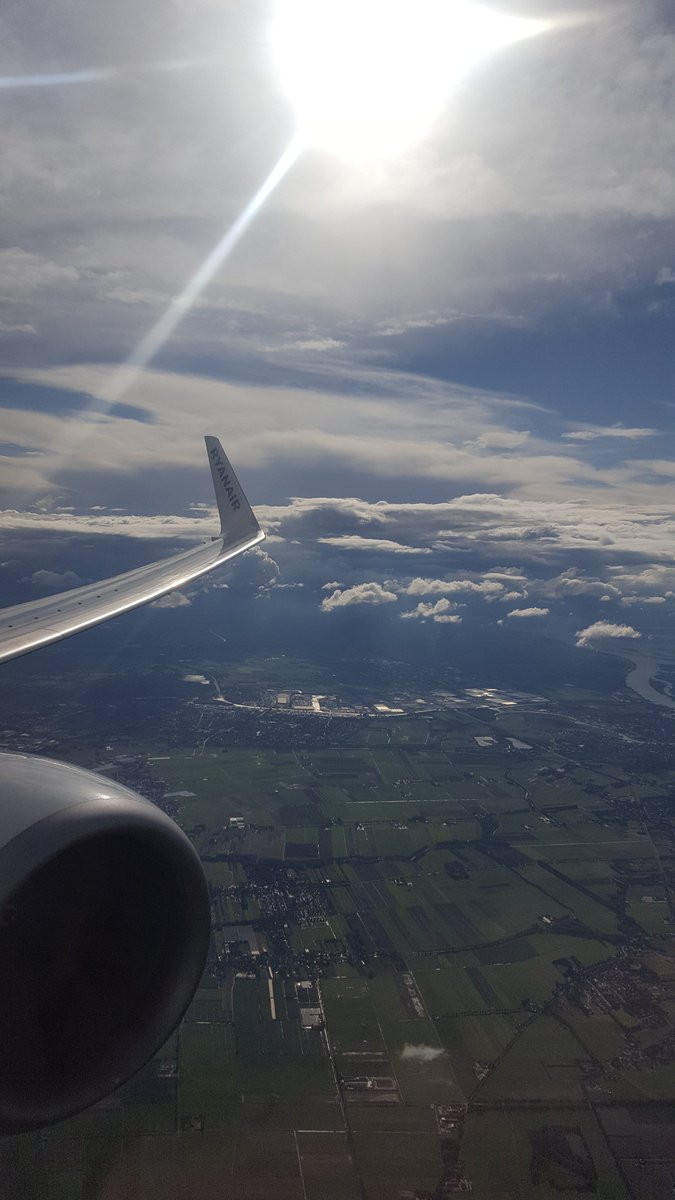 culliemeisjes's tweet photo. Eigenlijk was't wel te voorspellen: dankzij @Ryanair niet in Eindhoven maar in Dusseldorf geland en nu het concert van de @EdwinEversBand gemist #boehoe! #zojammer! https://t.co/23x04iwQ6m