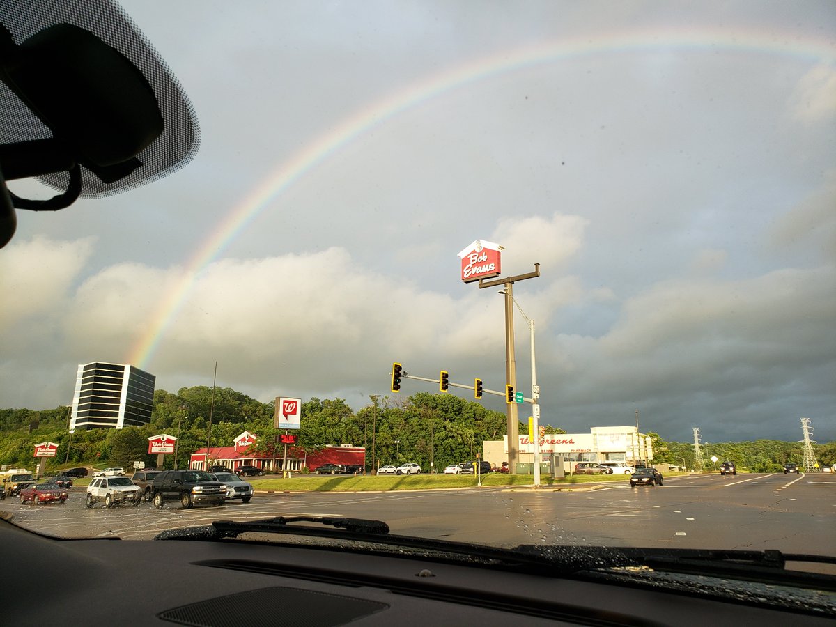 A rainbow landed on our corporate headquarters building in #EastPeoria yesterday afternoon! 🌈 We'd like to believe that Cullinan Properties is the pot of gold!

A HUGE thank you to John Moore for capturing and sharing this picture!

#rainbow #goodluck #commercialrealestate