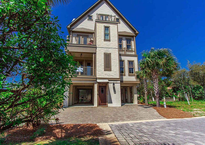 GoSouthern's tweet photo. Escape to #30A this #Summer!🌊#WatchingWaves🌊 in #SantaRosaBeach boasts 4BR, 4.5BAs, and comfortably accommodates up to eight friends and family members! Stainless steel appliances and beach-themed decor throughout. #BookDirect for the best prices! ➡️ https://t.co/T2UQDxpmL4 https://t.co/nWob4imNJq