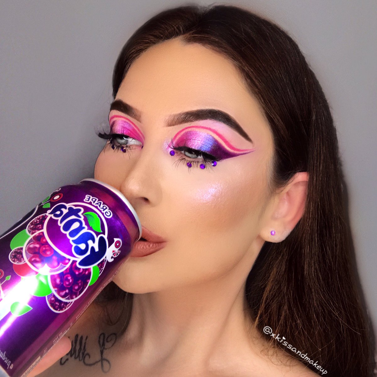 zoeflawlessx's tweet photo. Which Drink do you like 🥤💗❤️🍑🖤 part of my Soda series I’ve on my IG ✨✨ Hope you like them ✨ #fenty #morphebabe #nyx #hudabeauty #hourglasscosmetics  #elfcosmetics #abh #toofaced #milani #benifit #gcsquad #liveincolour https://t.co/WHQJh9kqGR