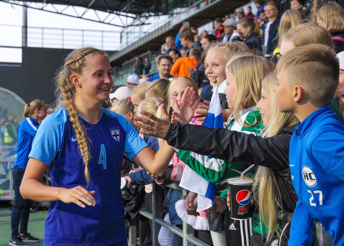 Nyt täytyy kiittää @Palloliitto Suomi-Islanti-matsin järjestelyistä. Stadionilla oli valtava määrä pikkufutaajia, joille järjestettiin mahdollisuus nimmareihin ja kuviin idolien kanssa. Helmari-pelaajat jakoivat myös joukkuekuvakortteja kaikille. Tärkeitä hetkiä! #Helmarit