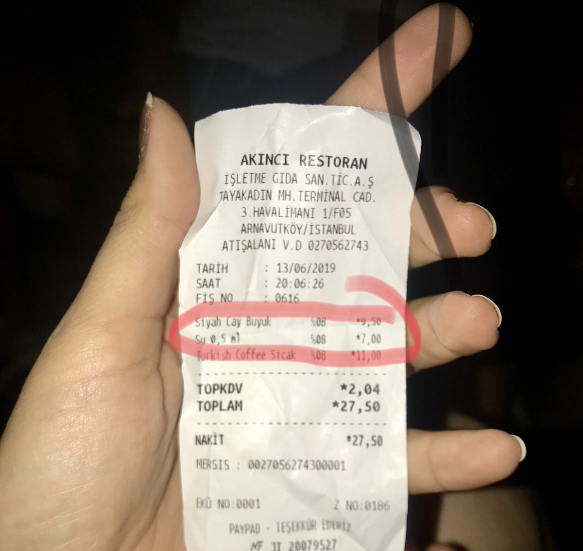 pelcey's tweet photo. Bi küçük su düşünün ve bir havalimanında en fazla ne kadar olabilir? Coca coladan kola aldığınızda bedavaya bırakıyo mekanınıza suyu...
Evet yanlış görmediniz 7 tl..
Bu insanları salak yerine koymak değilde nedir ? Bana bi anlatın ya rica ediyorum! 
#istanbulyenihavalimanı https://t.co/kelnB4ax57