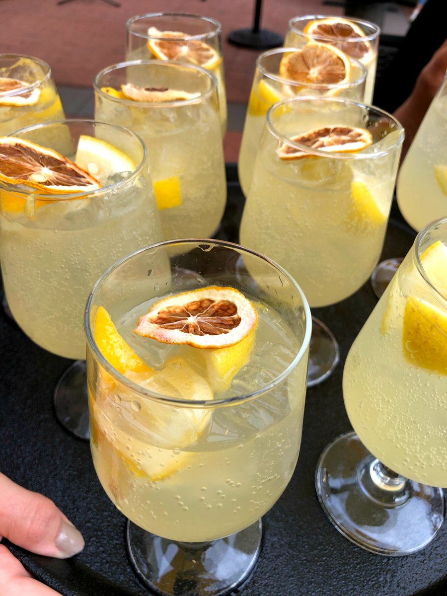 #Patio season has begun &amp; what better way to celebrate than with a refreshing Limoncello at <a href="/AlloraYYC/">Allora Everyday Italian</a>! We enjoyed a splendid evening with #friends, #food, #drink and live entertainment! #ad #yyc #yyceats #yycnow #yycliving #summer #patioseason allorarestaurant.com