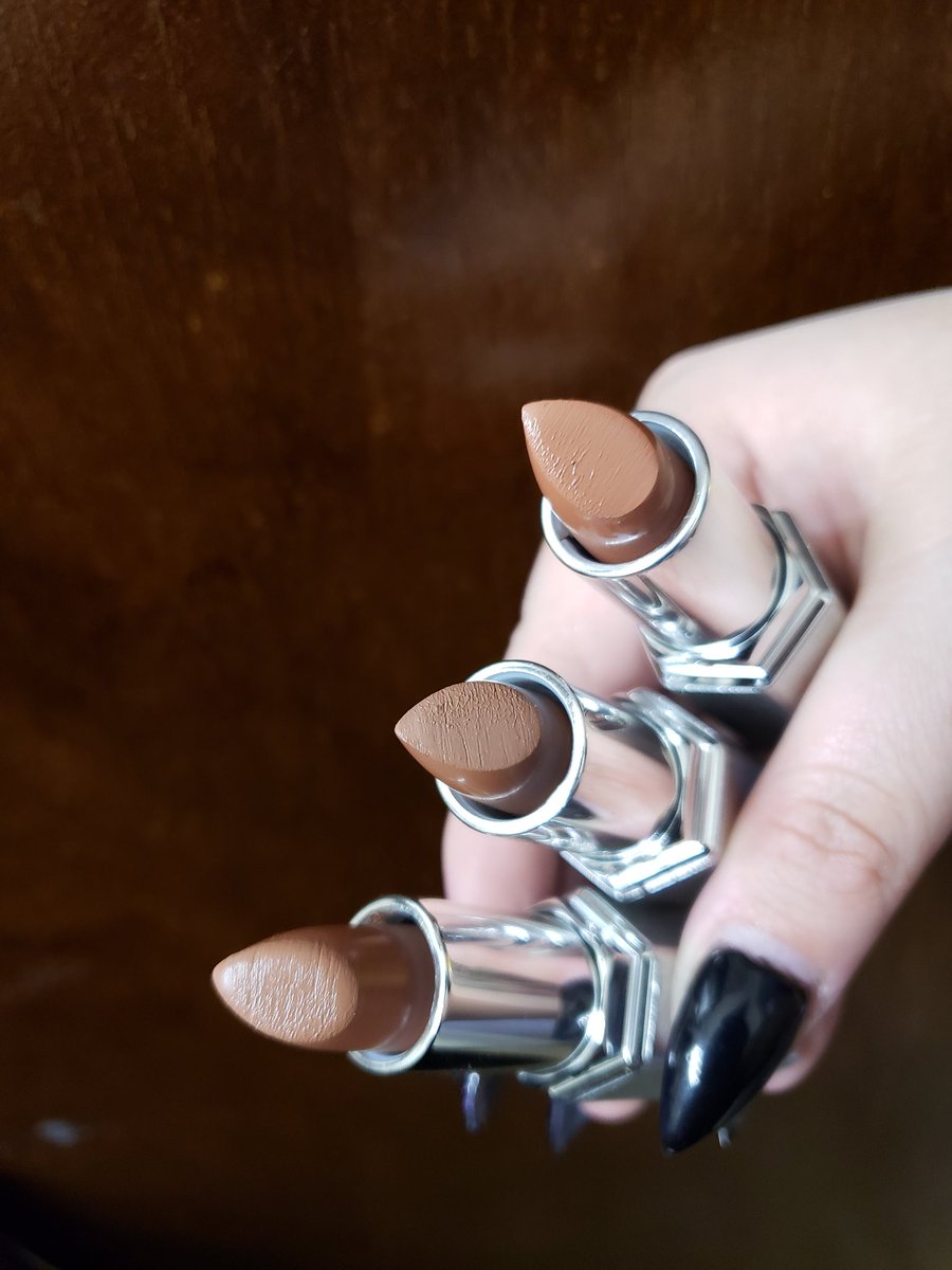 mizzgrizzlybee's tweet photo. Well my "Replacements" are no different. Less grittiness I guess but still full of fibers from the labs furry gloves and holes 🤦‍♀️#jaclyncosmetics #jaclynhill #JaclynHillCosmetics @Jaclynhill @jaclyncosmetics https://t.co/nPUb7JXGjD