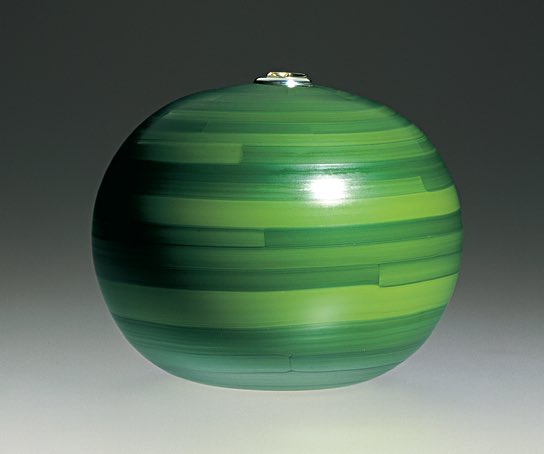 olnickspanu's tweet photo. This is Thomas Stearns’ ‘Il vase per le lacrime del Doge’ (1961) stunning green orb composed of horizontal green canes with an inlay of silver and gold at the aperture. This “Vessel for The Doges Tears” was only a prototype and never actually produced: #Glass #ThomasStearns https://t.co/rDaksXwoY8