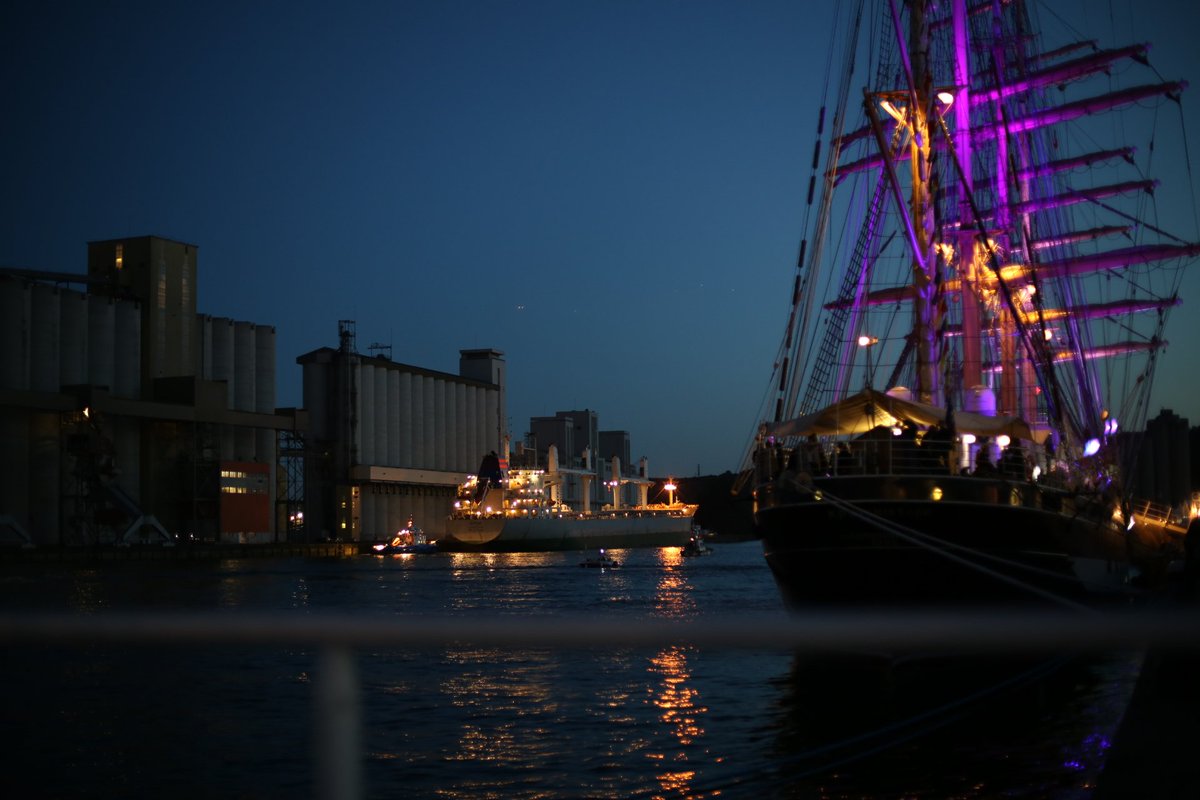 Beau résumé de la journée à Rouen avec la visite de <a href="/_Senalia/">SÉNALIA</a>  @Haropaports et <a href="/ArmadaRouen/">L'Armada de Rouen</a> avec <a href="/cetadatisa/">CETA du DATISA</a>  !
Pour conclure, une belle photo d'un bateau qui arrive au silo... Merci ! #FrAgTw