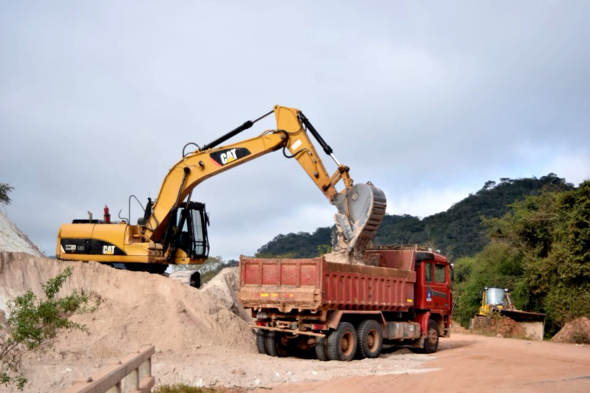 CarreterasBo's tweet photo. #Chuquisaca

En el tramo #Muyupampa – #Ipati (km 53) se realiza la reconformación de talud, trabajos que forman parte de la construcción de la vía. 

La obra #carretera en ejecución tiene un avance del 60% https://t.co/6WhySWdqqw