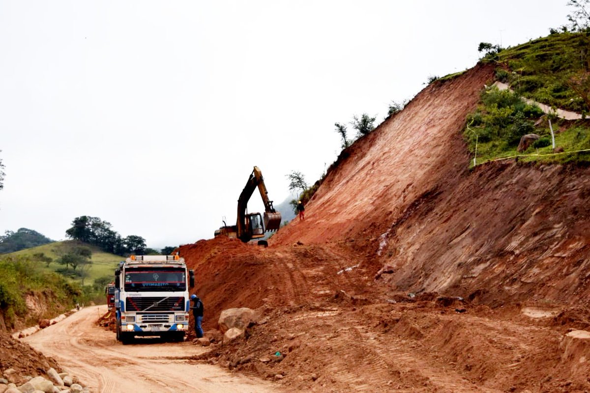 CarreterasBo's tweet photo. #Chuquisaca

En el tramo #Muyupampa – #Ipati (km 53) se realiza la reconformación de talud, trabajos que forman parte de la construcción de la vía. 

La obra #carretera en ejecución tiene un avance del 60% https://t.co/6WhySWdqqw