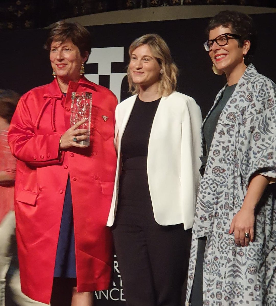 PaoliCGPI's tweet photo. #FifiAwards2019⚡
Elise Ginioux membre du #comex @generalifrance &amp; @SeguiEtPaoli remettent le🏆#FIFIAWARDS de la 🔝#fragrance d’une #marque de niche indépendante à..⌛
🏆Moroccan Leather [Memo @Paris] 
👏@FF_France qui valorise le savoir-faire &amp; talents de l'industrie des parfums https://t.co/2ZPEMC9Vfy