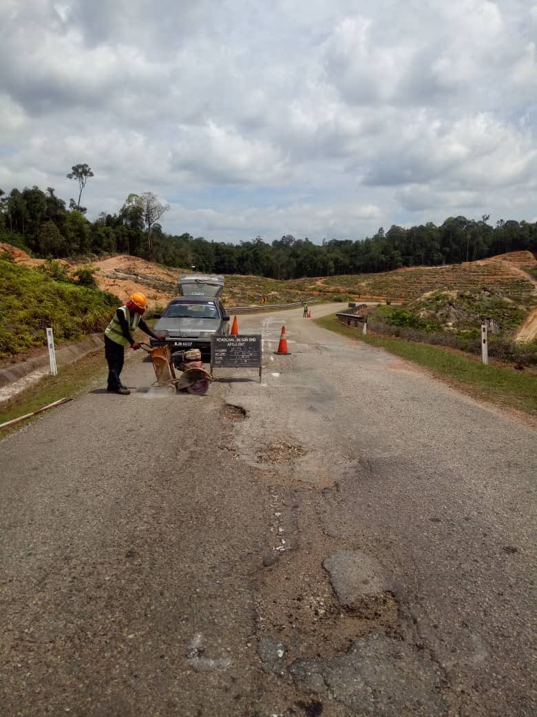 RC_temerloh's tweet photo. #R01 Kerja tampalan kekal #pothole di #ft1565 #sec8.7 #bera #teamroadcare @Roadcare_Phg @baru_bian @HjAnuarTahir @CSFJ_JKR @MOWorks @JKRMalaysia @Roadcare_Phg @JKRPAHANG @JeDi_Bera @BeraJkr @Roadcare_Msia @kpkrjkr https://t.co/qLOHRu4gya