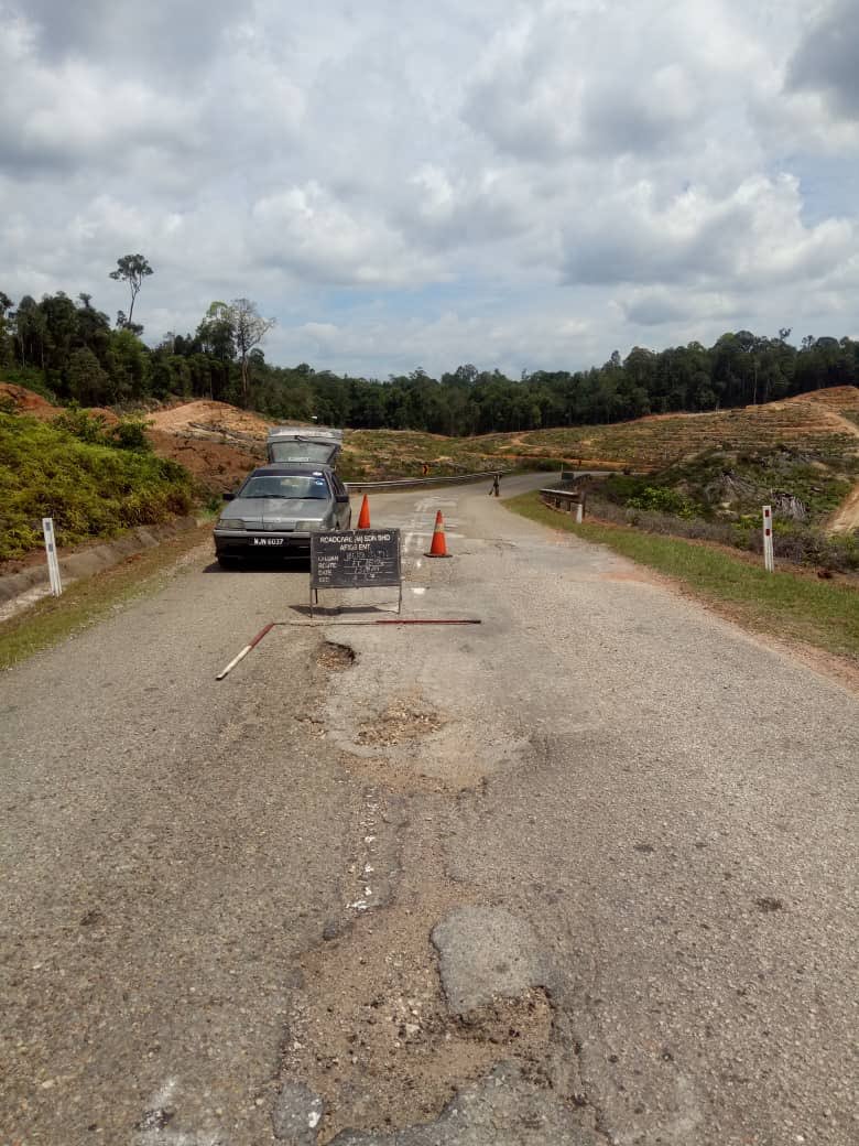 RC_temerloh's tweet photo. #R01 Kerja tampalan kekal #pothole di #ft1565 #sec8.7 #bera #teamroadcare @Roadcare_Phg @baru_bian @HjAnuarTahir @CSFJ_JKR @MOWorks @JKRMalaysia @Roadcare_Phg @JKRPAHANG @JeDi_Bera @BeraJkr @Roadcare_Msia @kpkrjkr https://t.co/qLOHRu4gya
