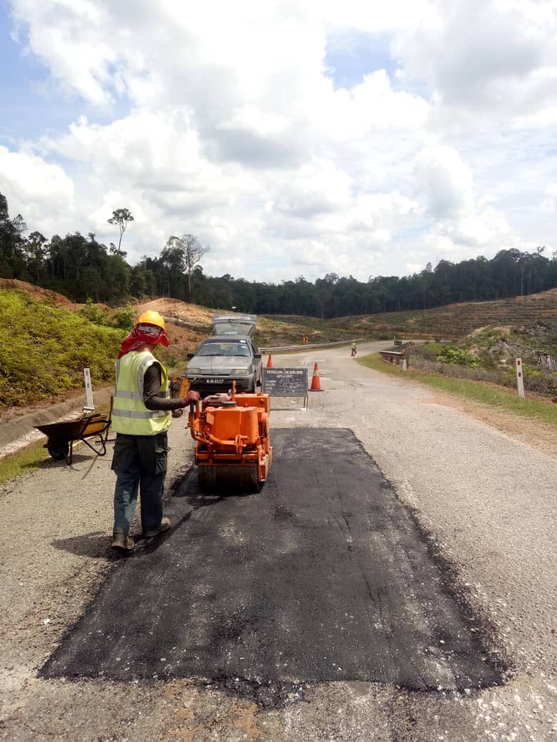 RC_temerloh's tweet photo. #R01 Kerja tampalan kekal #pothole di #ft1565 #sec8.7 #bera #teamroadcare @Roadcare_Phg @baru_bian @HjAnuarTahir @CSFJ_JKR @MOWorks @JKRMalaysia @Roadcare_Phg @JKRPAHANG @JeDi_Bera @BeraJkr @Roadcare_Msia @kpkrjkr https://t.co/qLOHRu4gya