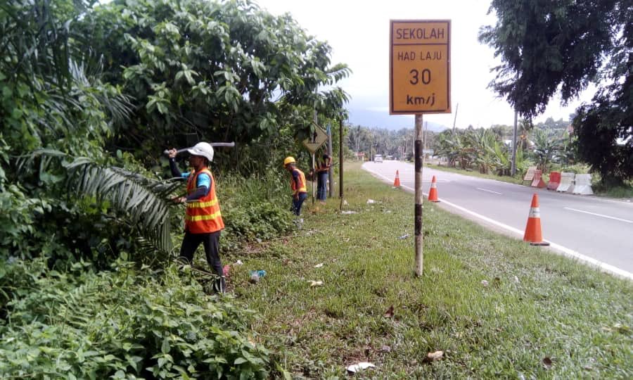 RC_temerloh's tweet image. Cantas dahan lindung #papantanda di #Ft64 #sec34  #jerantut #teamroadcare @Roadcare_Phg @baru_bian @HjAnuarTahir @CSFJ_JKR @MOWorks @JKRMalaysia @Roadcare_Phg @JKRPAHANG @JKRJERANTUT @Roadcare_Msia  @SablyMohd @kpkrjkr