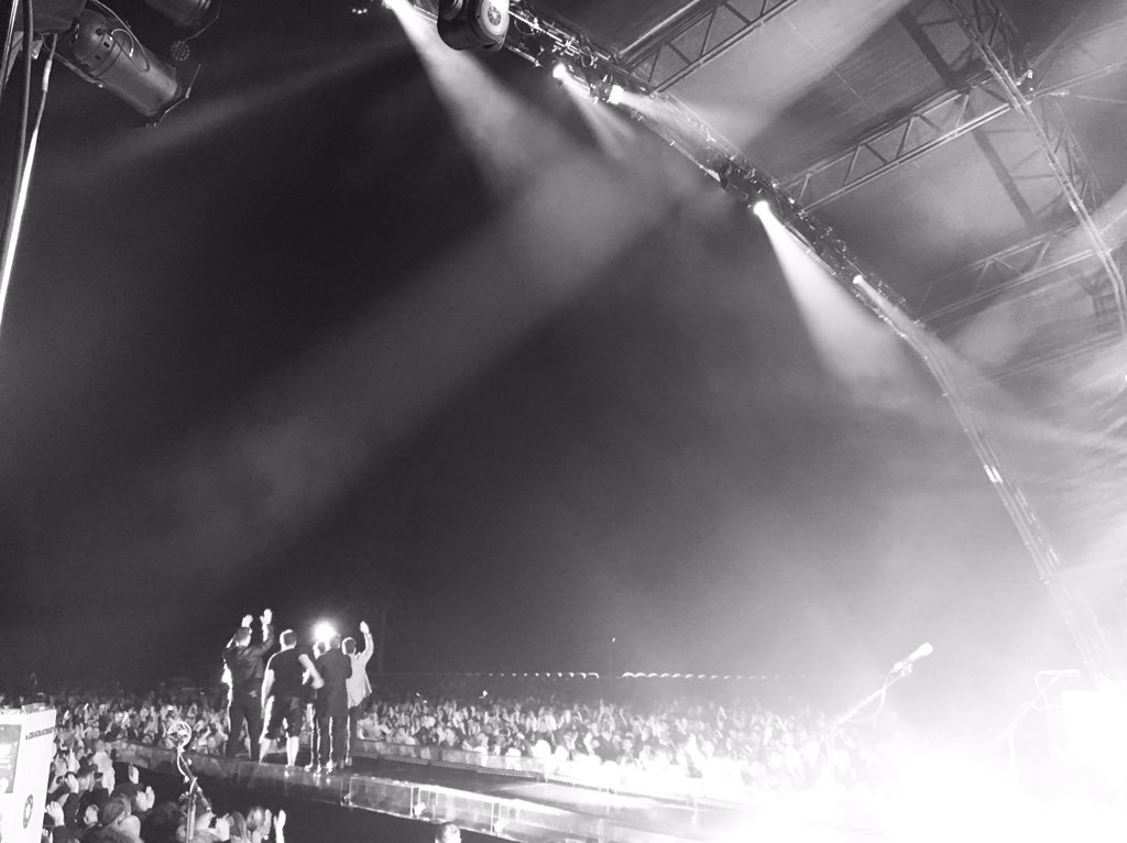 stereophonics's tweet photo. What a night!!! Thanks to everyone at Westonbirt Arboretum 🌳🌲for being such a great crowd! https://t.co/x2QnzqGKGr
