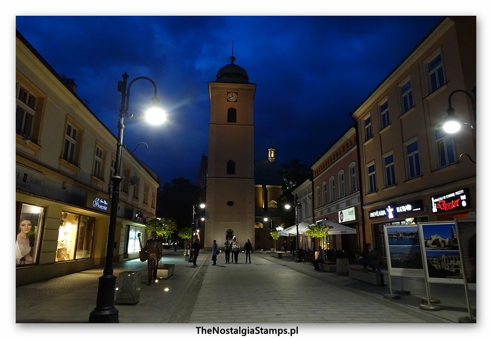 TheBloggerpl's tweet photo. Moje zdjęcia z nocnego spaceru po Rzeszowie :) Życzę miłego oglądania :) 
 #Polska #Rzeszów #igersrzeszów #igerspoland #Ratusz #Rynek #TheNostalgiaStamps Website: https://t.co/PSZmDcfsTT @The_Blogger_pl https://t.co/jNfLlGGEX9