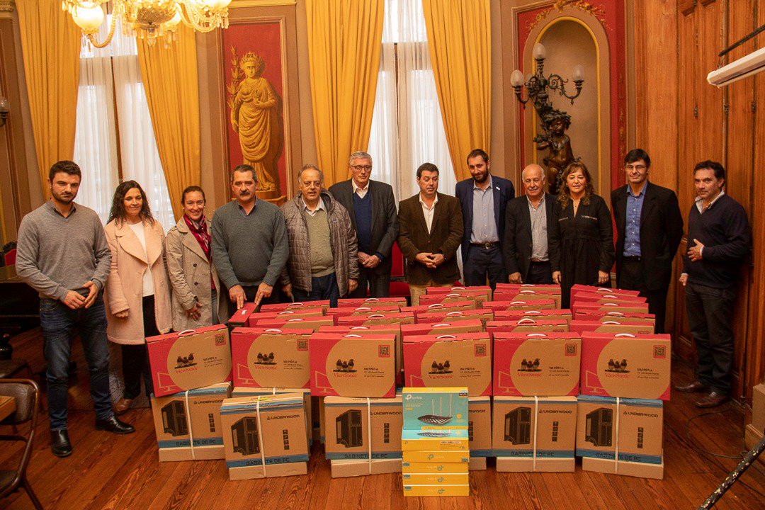 Ramon_Canosa's tweet photo. Gran jornada de trabajo hoy junto a @Falvarezdecelis, Julián Álvarez Insúa, @AlonsoSandri, Intendentes y funcionarios de la región. El trbajo mancomunado de Nación, Provincia y Municipios es el camino para el crecimiento. Mi agradecimiento a @frigeriorogelio y @SebastiangdlCh https://t.co/EsVdTB8Jsa