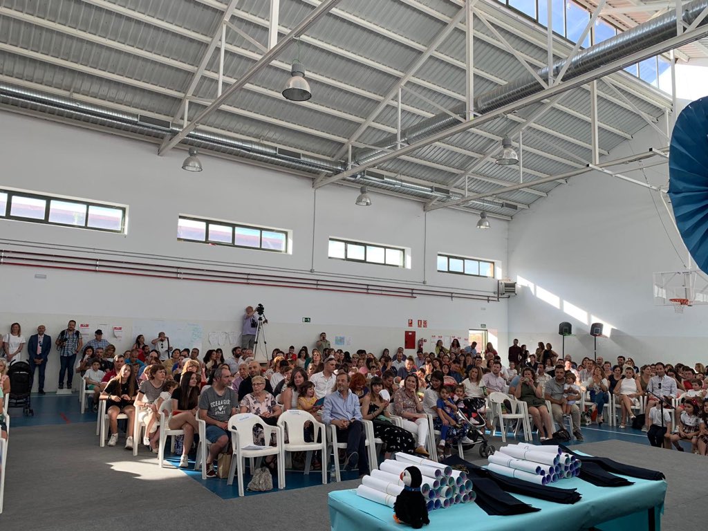 aranjuezocho's tweet photo. Emocionante graduación de los 98 alumnos de 5 años en el Maestro Rodrigo @aranjuezocho https://t.co/IPiV64U82z