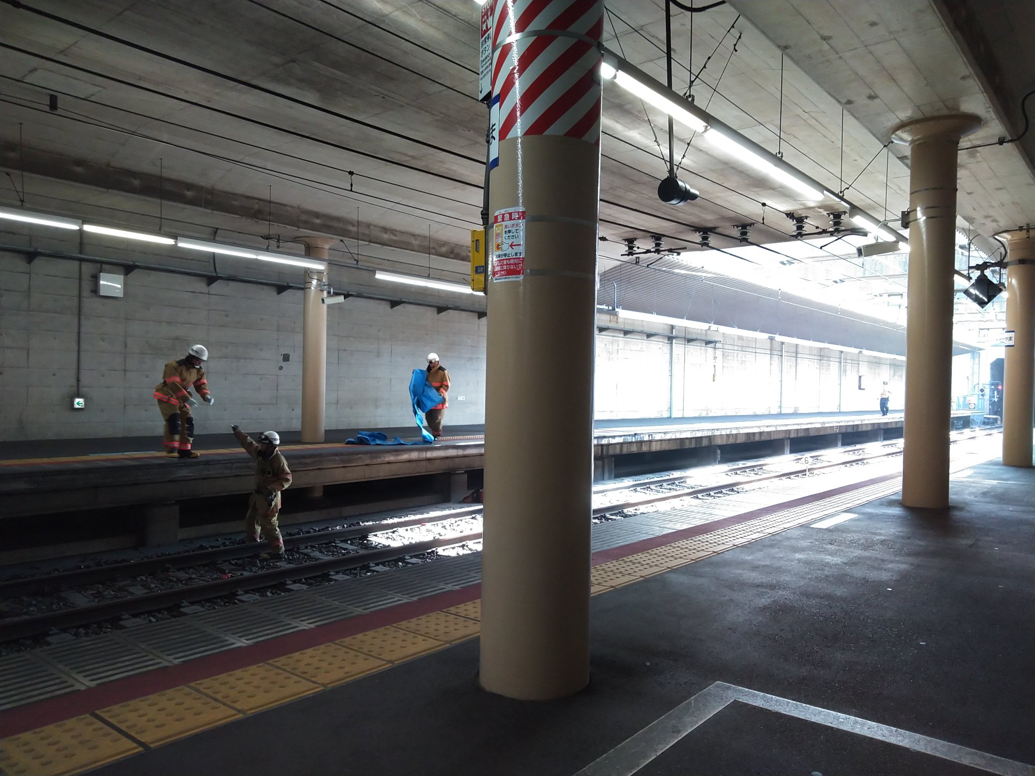 東松戸駅の人身事故で救護活動している現場の画像