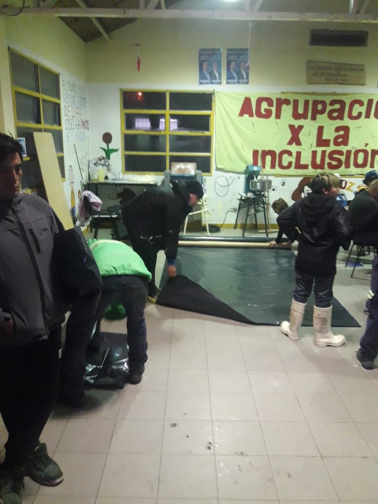 #TemporalDeLluvia se trabaja para el pueblo en conjunto con @TWGUrbana colaborando con los que mas lo necesitan en este temporal. @TWAMaderna <a href="/TWMunicipalidad/">Municipalidad Trelew</a> <a href="/MaruOrtizTw/">Maru Ortiz</a> <a href="/barciaml/">María Laura Barcia Martinovic</a> <a href="/MirantesLaura/">Laura Mirantes</a> #MADERNA2019 #MadernaIntendente