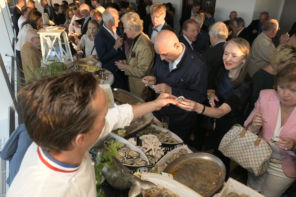 Les membres du #jury ont décerné le #PrixRungisdesGourmets 2019 à <a href="/VeraneFrediani/">vérane frédiani</a> pour son #ouvrage #EllesCuisinent aux éditions <a href="/Hachette_France/">Hachette France</a> : un voyage à travers le monde à la rencontre des #femmes qui #cuisinent et qui façonnent la #gastronomie. 
#Rungis2019