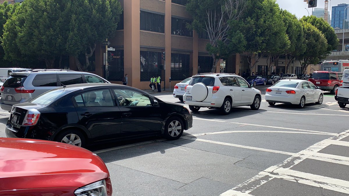 tedvanderlinden's tweet photo. Cluster$&amp;ck as usual at 2nd &amp; Bryant St. Traffic guys holding down the fire hydrant letting everyone block the box 😩🥵 @MattHaneySF #mytaxes https://t.co/d9BfjTIhDD