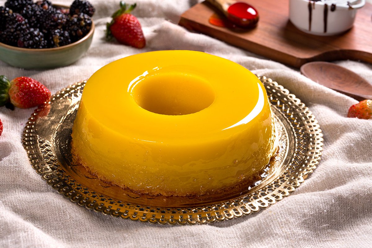 Alguém aí gosta de Quindim? Você sabia que o doce, típico da região sul brasileira, corresponde à receita portuguesa conhecida como brisa-do-Lis? A única diferença é que nós utilizamos coco ralado no lugar da amêndoa. #Lover #Quindim #Quindão #Sobremesa