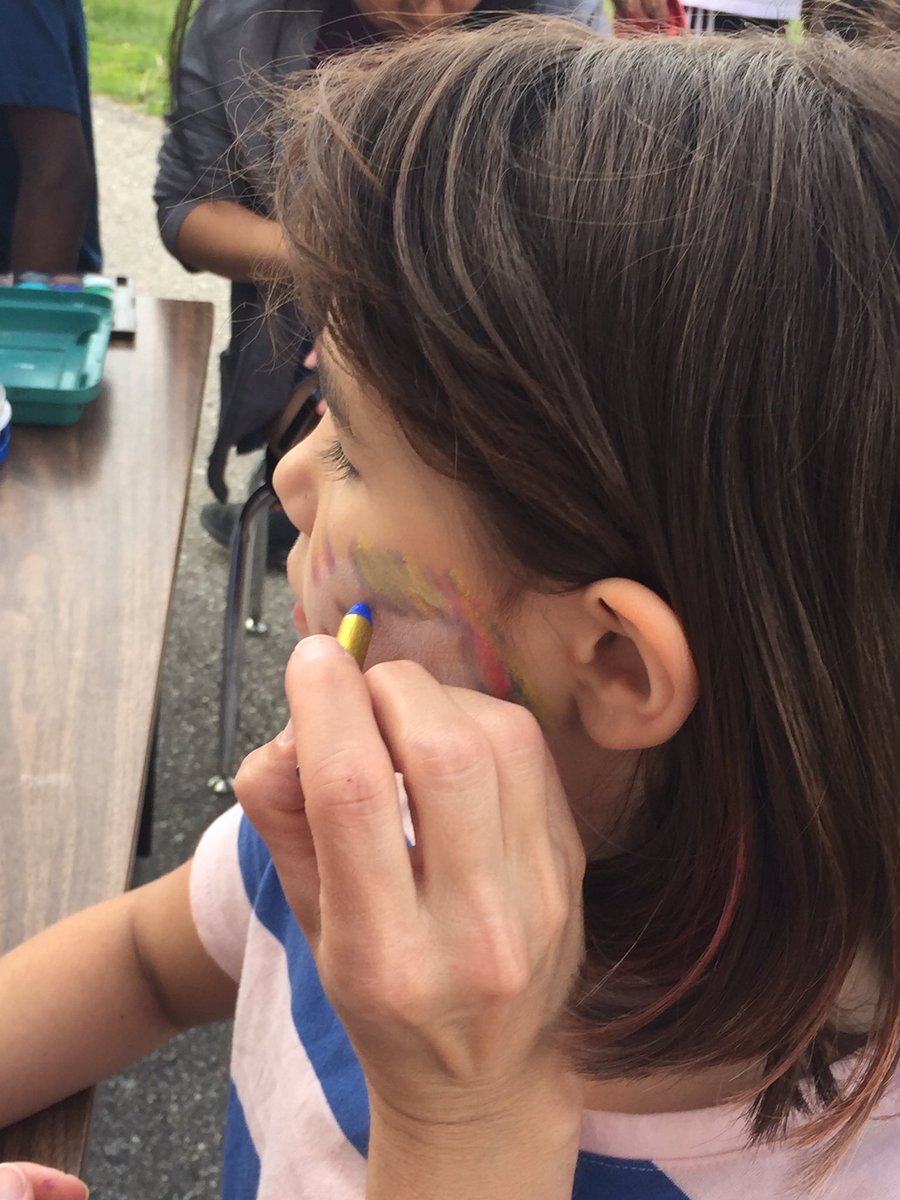 nadiadeluca6's tweet photo. Robertson School Community BBQ! Amazing turnout and fun for everyone! @WinnipegSD @WSDRobertson https://t.co/3TEycmANGV