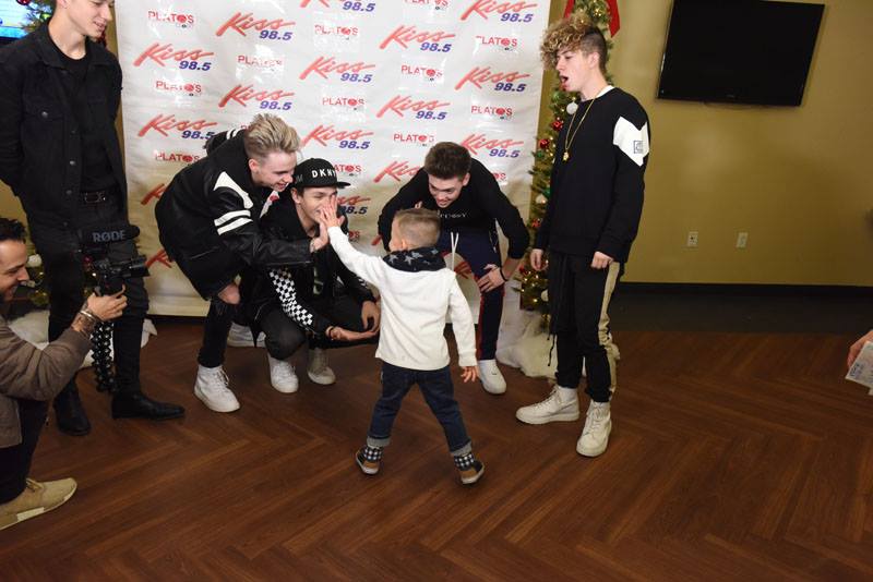 KISS985BUFFALO's tweet image. Retweet if you want to be as cool as this kid and MEET + GREET @whydontwemusic next Thursday Canalside #Buffalo #Limelights #KTSH19 @anthonykissdj @yroswell eventbrite.com/e/kiss-the-sum…