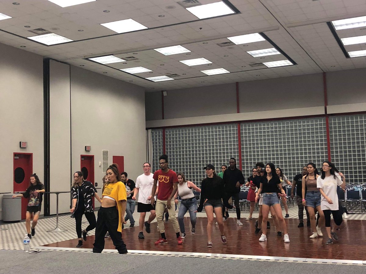 AnimeMatsuri's tweet photo. Ellen Kim is teaching attendees how to bust some dance moves! 💕
#am2019 #animematsuri2019 #ellenkim https://t.co/CXCzWvC5KD