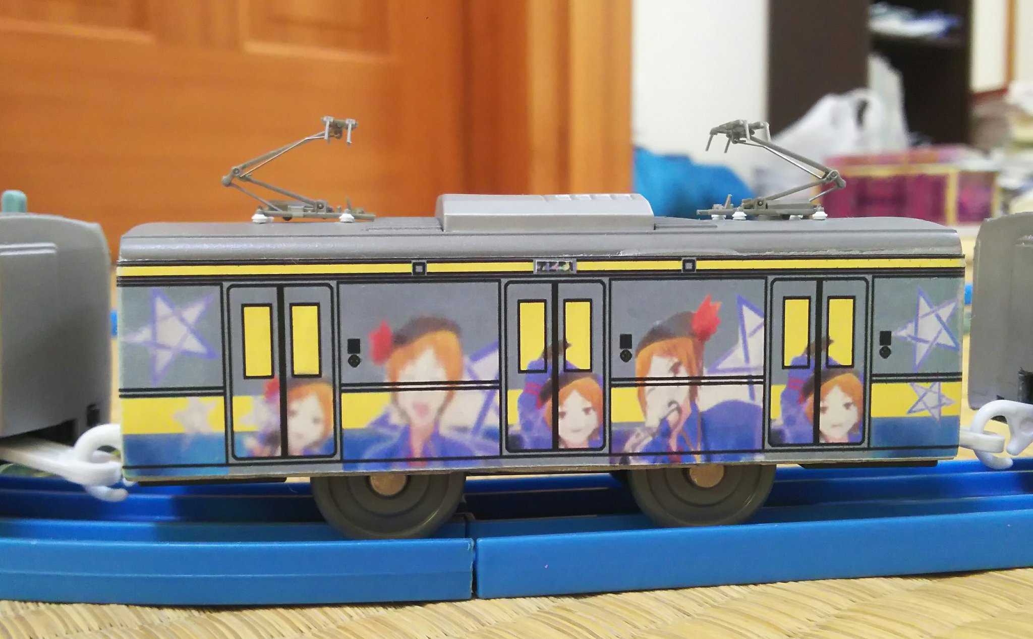 京綾ターミナル プラレールe233系の中間車は菱形なので 削り落としてパテで穴埋め してhoゲージのシングルアームに変更しました これは２号車のダブルパンタ車パンタグラフが形式と違うのは目を瞑ります 全車両全てシール部分以外は塗装