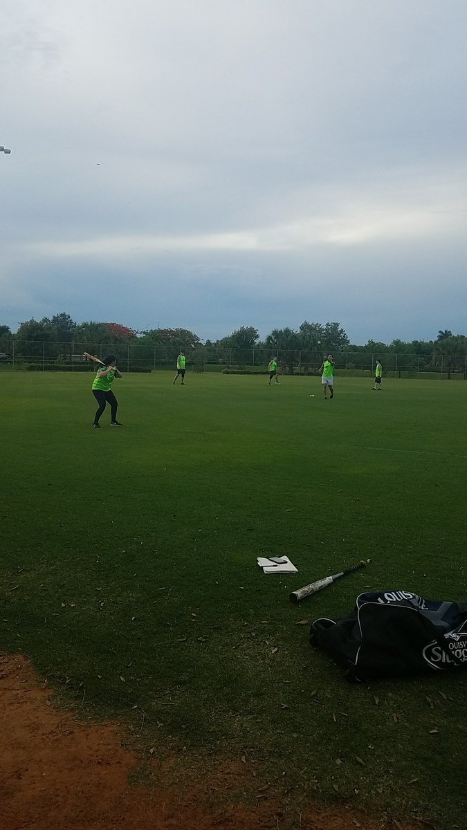 loyalt81's tweet photo. Team TLE softball warming up for the big game! @TheLearningExp #goteam #TLEsoftball #learnplaygrow ⚾ https://t.co/SRo09khUI0