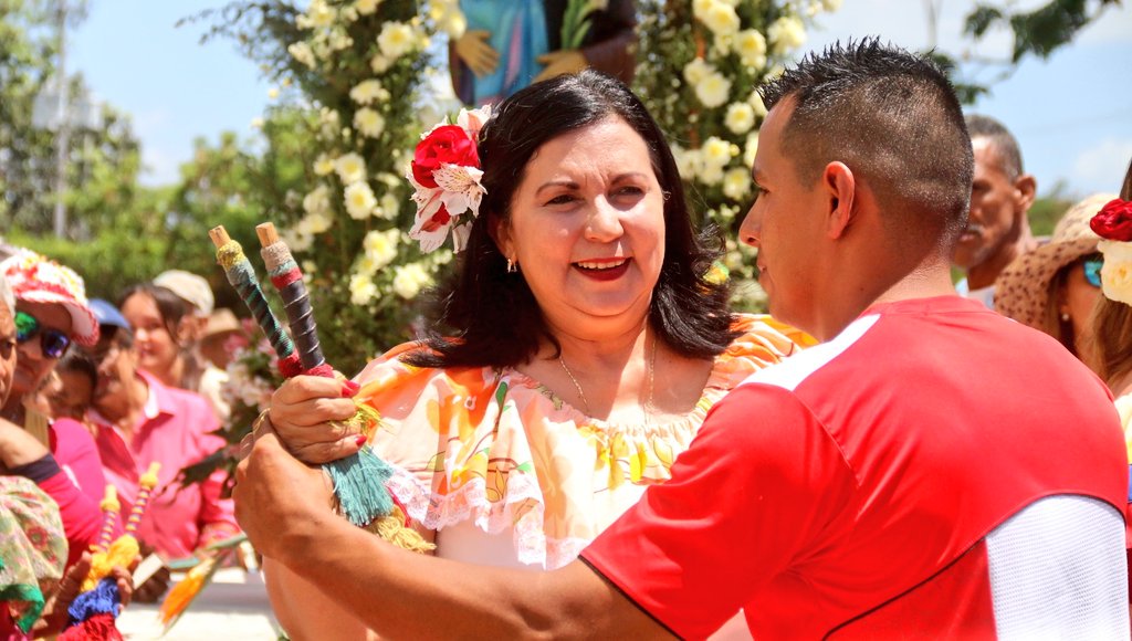 gestionperfecta's tweet photo. #13Jun Al calor del pueblo, así cerramos la celebración del Día del Tamunangue larense en El Tocuyo. Un día especial, lleno de alegría, religiosidad, cultura y tradiciones. #TodoPorTiLara #VenezuelaEsCultura2019 https://t.co/rrGMGJ748c