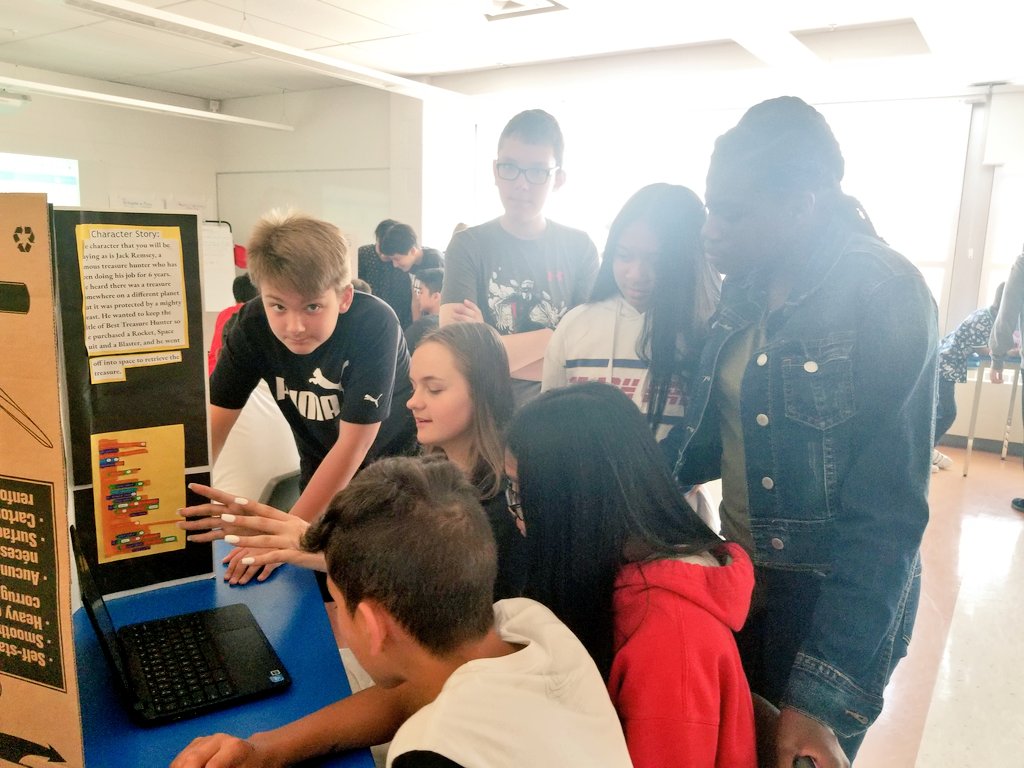 MsNYarra's tweet image. We hope you enjoyed our first Arcade, Phoenix friends! Thank u to @VickyLearnToday from @TLPCanada for visiting us! A big shoutout goes out to my #CodingQuest Team - each of you are unbelievably talented & u inspire me to be a better teacher every day! #GirlsWhoCode on @scratch😉