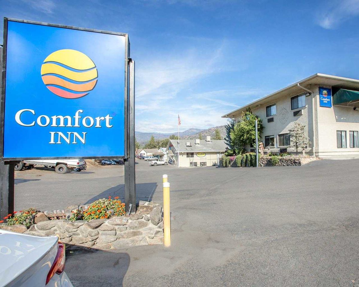 YosemiteComfort's tweet photo. We are conveniently located off Highway 41, only 15 miles from the south entrance of #Yosemite and offer easy access to #BassLake, #SierraNationalForest, and #ChukchansiGoldCasino. Come visit! https://t.co/EiFmAF07RJ https://t.co/ByLFd1za3z