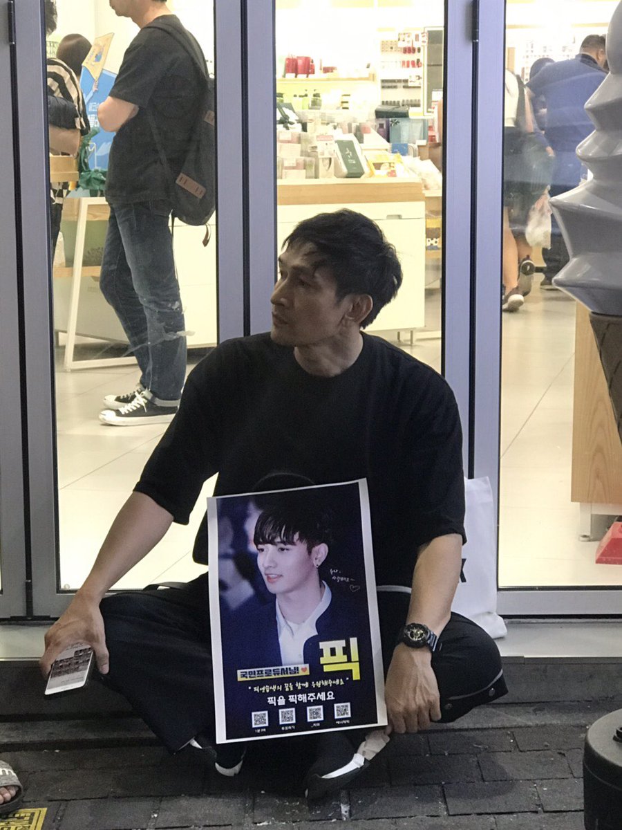 chandelier_ch3's tweet image. คุณพ่อสู้ๆ น้องพีคสู้ ๆ ❤️❤️ คุณพ่อปราบ ยุทธพิชัยบินไปเกาหลีเดินตามถนนเพื่อขอให้คนเกาหลีช่วยโหวตให้กับลูกชาย กองทัพ พีค เพื่อจะได้เข้ารอบต่อๆไป ➕➕ ช่วยเป็นกำลังใจให้น้องกันด้วยนะครับ 🙏🏼

#프로듀스X101 #PRODUCE_X_101 #PRODUCEX101 #KongthapPeak #픽 #กองทัพพีค