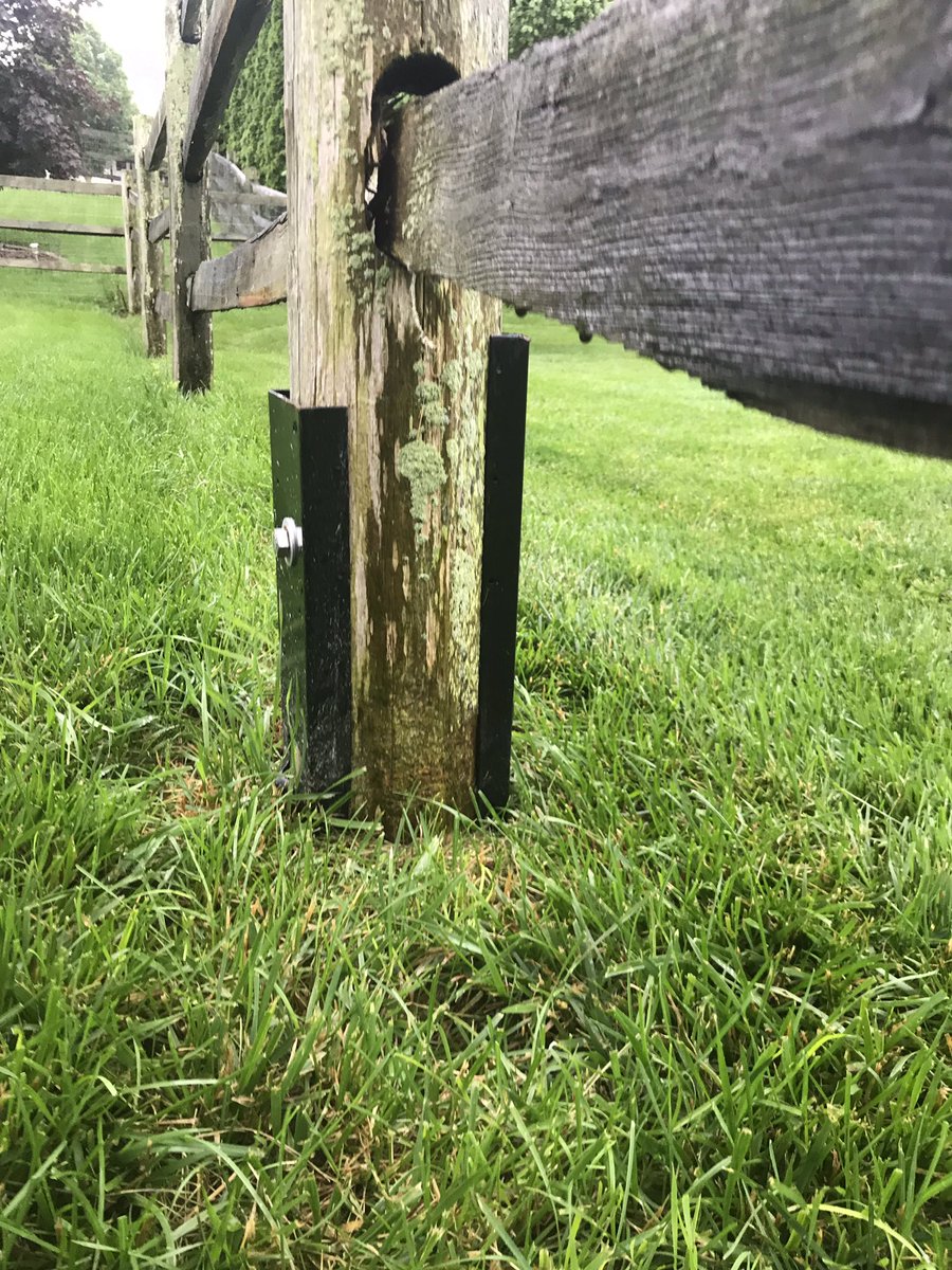 GreenGuysToledo's tweet photo. If your posts are falling over or are very loose, give us a call. https://t.co/r9AOcKPDhA