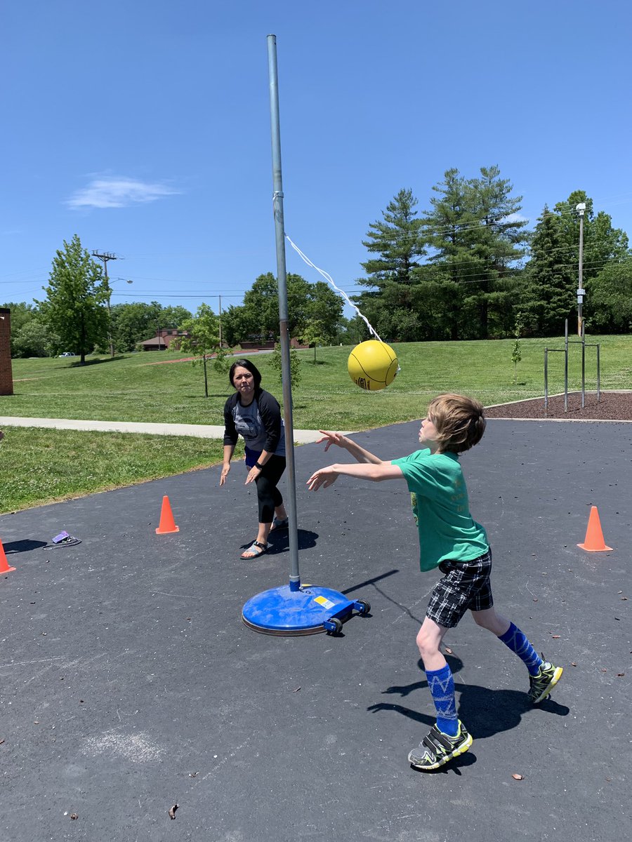 shaunsmith3rd's tweet photo. Our principal teaching a thing or two about tetherball today at recess! #SHEsummer https://t.co/m3R84v8Rum