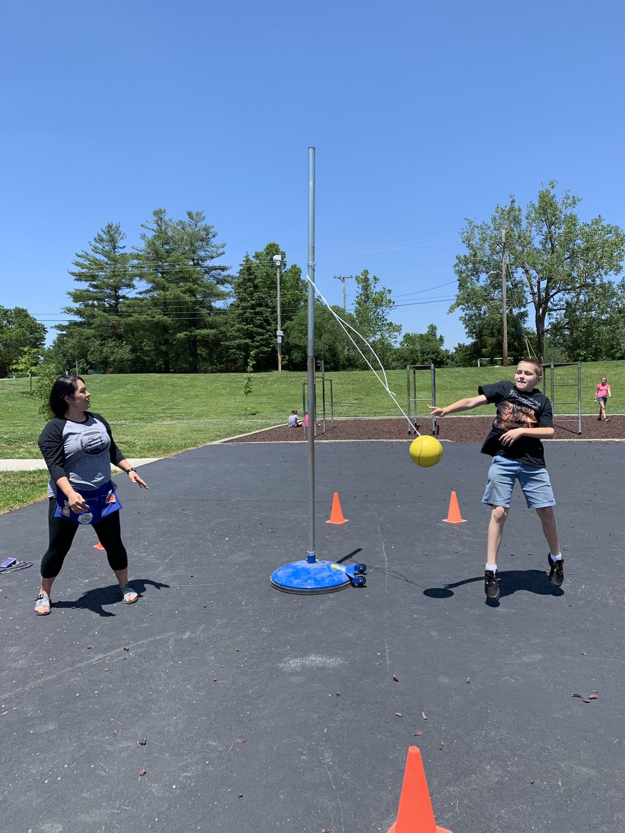 shaunsmith3rd's tweet photo. Our principal teaching a thing or two about tetherball today at recess! #SHEsummer https://t.co/m3R84v8Rum