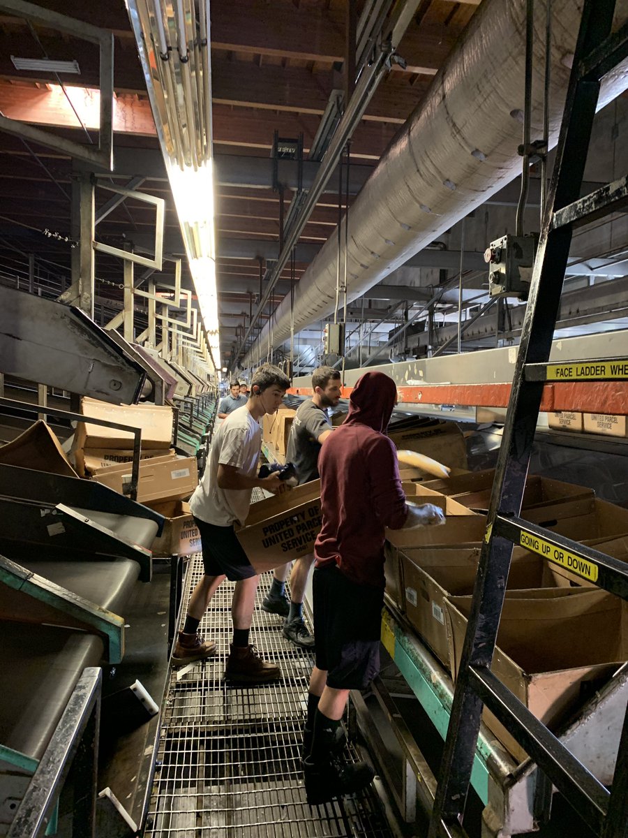 Sort crew wrapping up smalls at end of the day gotta push to get drivers out. #nottimelikecrunchtime <a href="/UPS_Laguna/">UPS Laguna Preload</a> @UPS_Bryce