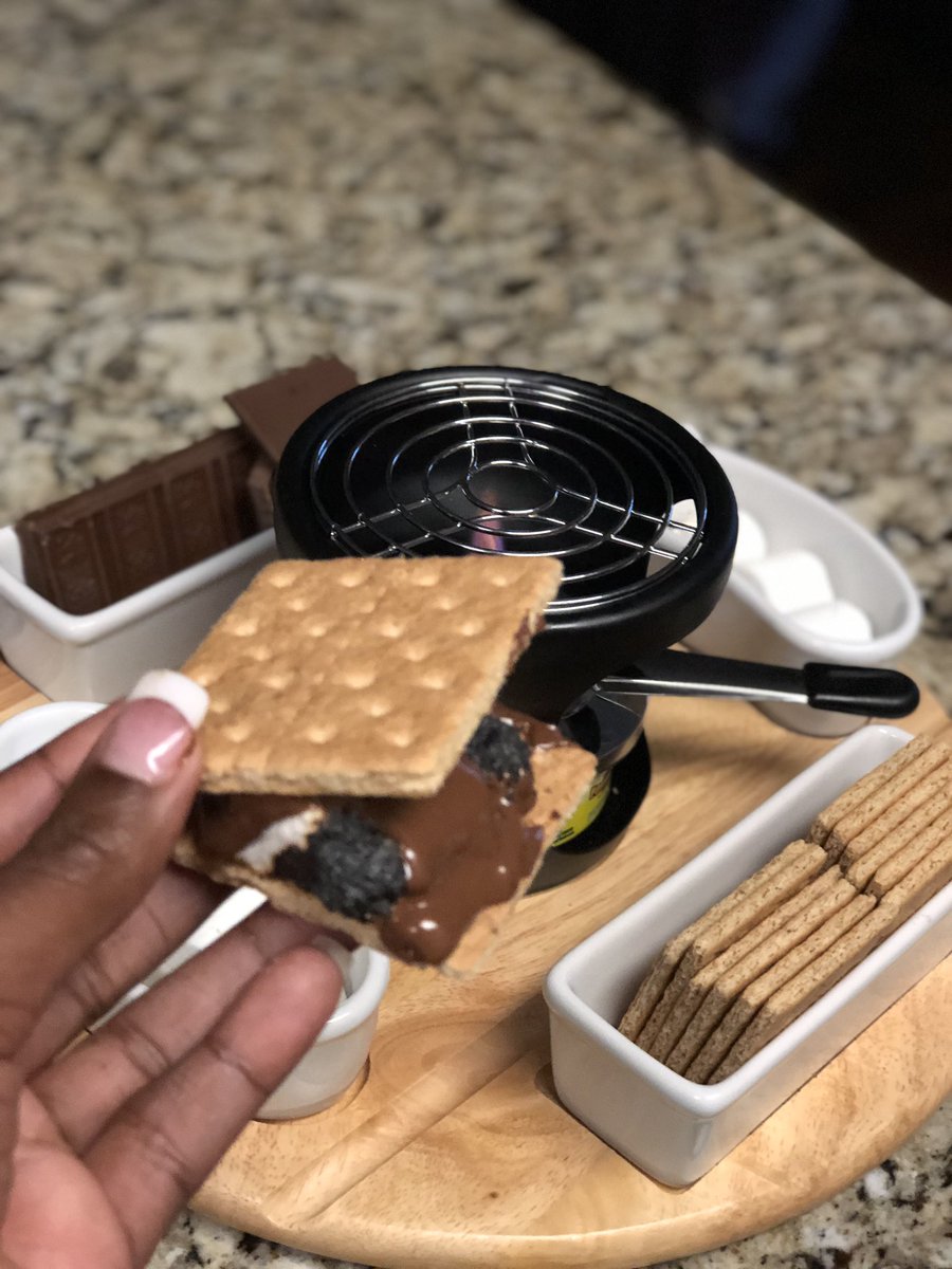 When you bring the camp 🔥 inside. Yummy 😋 gooey Smore‘s for dessert. Mom for the win 😘