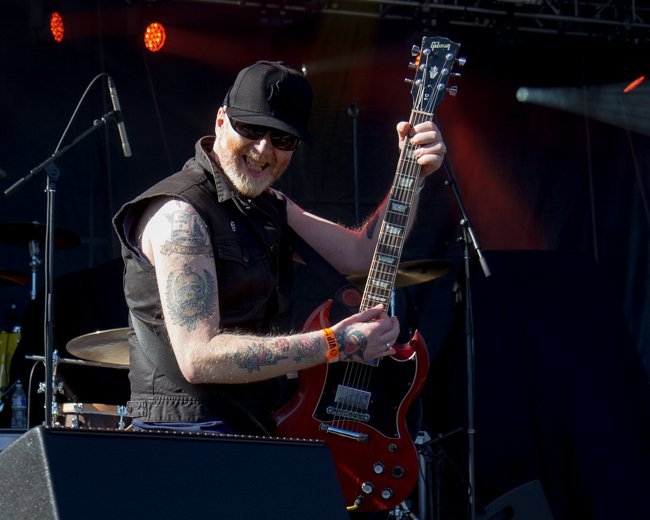 AMSaddler's tweet photo. Finny McConnell of The Mahones smiling for the camera in his stylish black New York Yankees cap at the Shamrockfest in Washington, DC.

@FinnyMcConnell @THEMAHONES @shamrockfest #concertphotography https://t.co/WYL7Uud1Dp