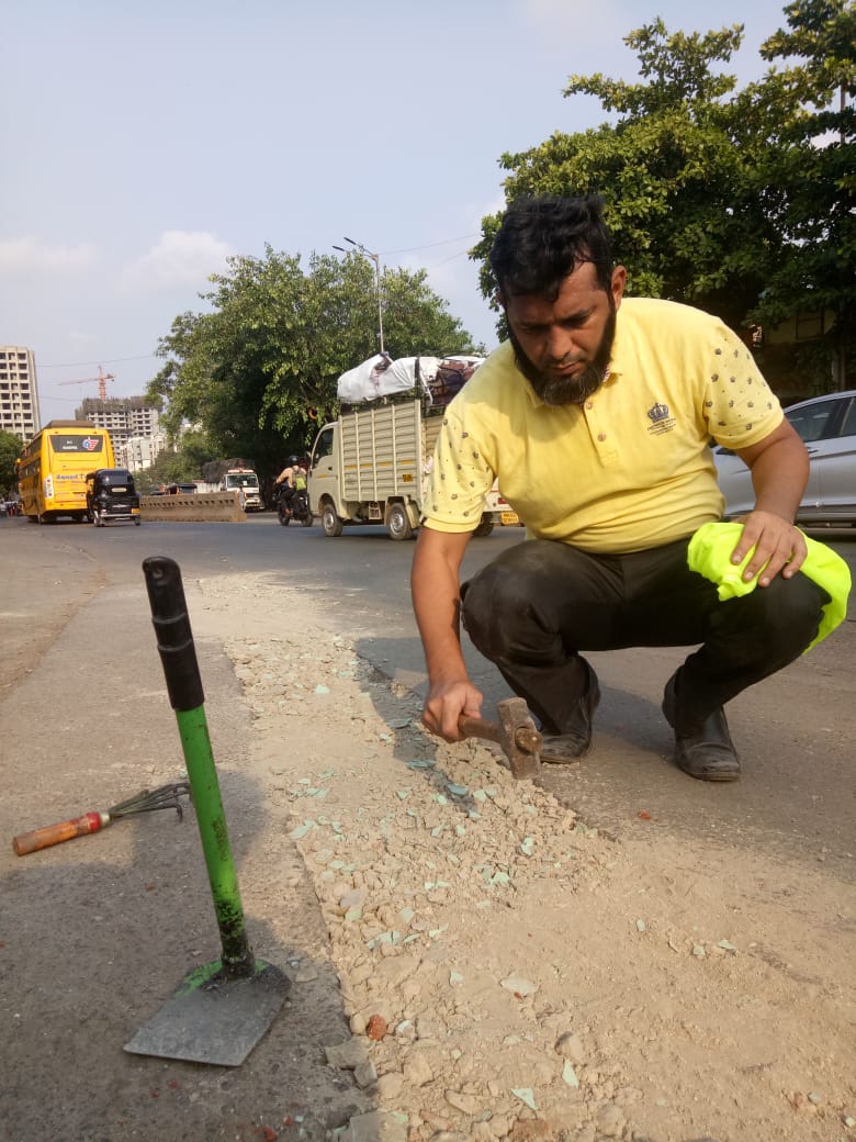 PotholeWarriors's tweet photo. @MushtaqAnsari80 @irfanmachhiwala @c_mangure @RSFI2016 @RoadsOfBombay @saimili @BankiMistry @AfrozShah1 @MumbaiLiveNews @LocalPressCo @bigbullq8 @pothole_raja @Kamlakar_Shenoy 10june2019 At Dharvi Sion Road Opp Ongc..
#Potholes #Monsoon2019
#NewIndianExpress #Cnn18
Tools, material, manpowers & Enthusiasm is what it Requires to Do Something for Every1... https://t.co/VvXp6IieaS