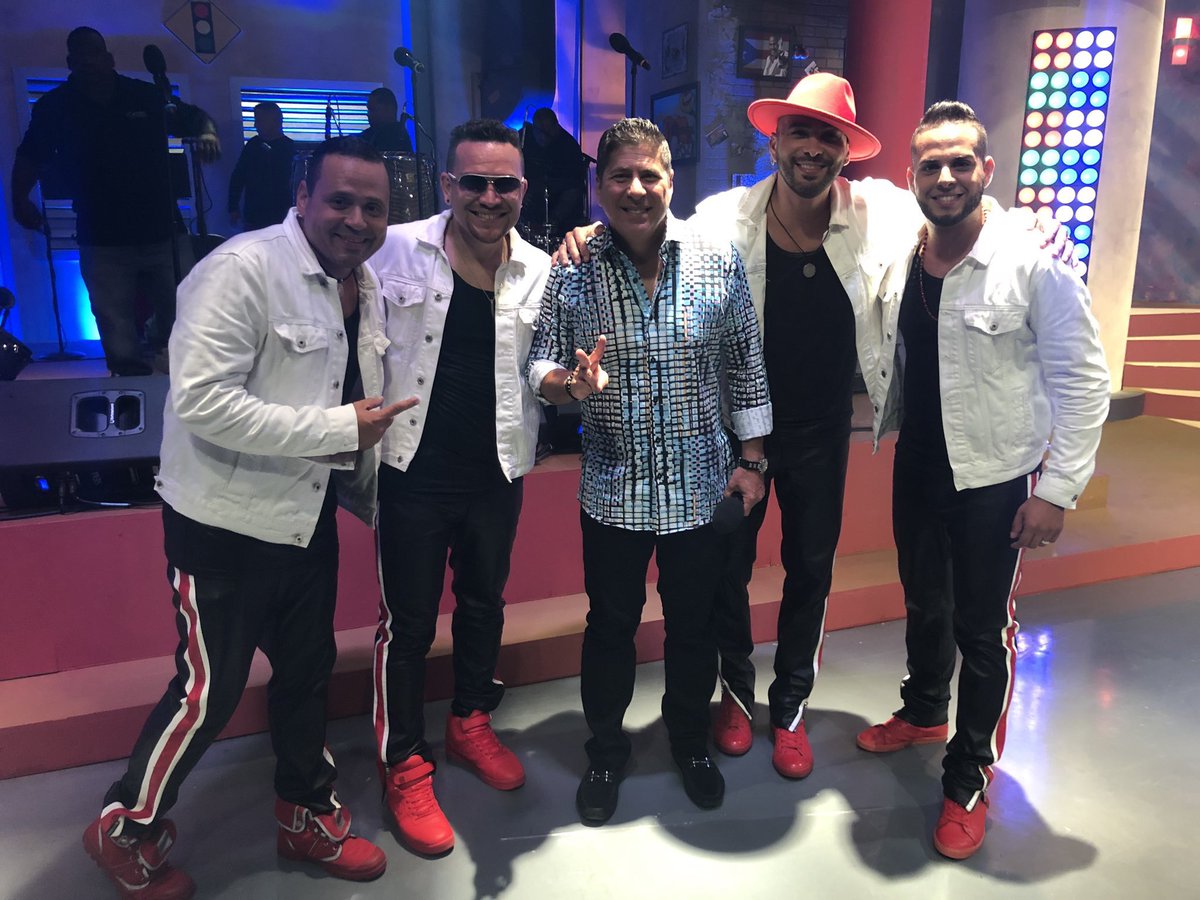 GEVENTOSPR's tweet photo. #GrupoKarís puso a bailar a todos con el tema #RobarteUnBeso en @Raymondyamigos ¡Gracias a @raymondarrieta, a todo el equipo de trabajo de @TonyMojena2 y a @TelemundoPR ! #karís #elpoderdelswing #EsenciaPura https://t.co/XoByTzP1rZ