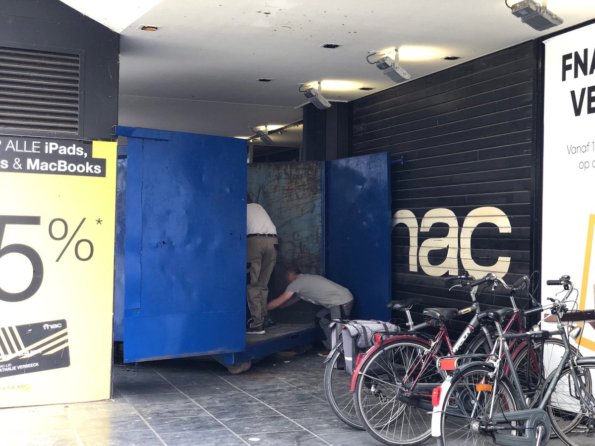 Fnac Ghent: workers are throwing everyhing in a big container