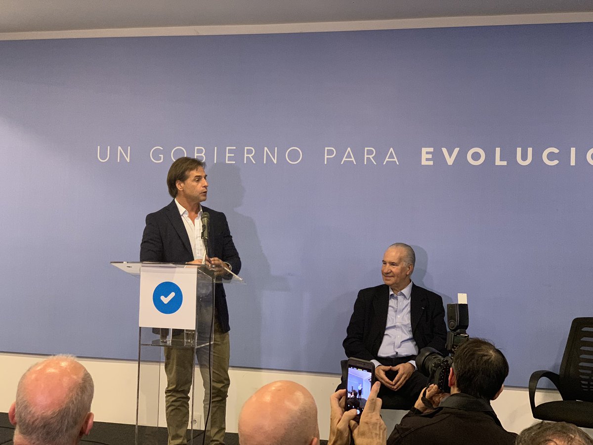 AlvaroDelgadoUy's tweet photo. Bienvenido @RupertoLong al sector @TodosUy y a nuestra lista @AireFresco_404. Juntos a trabajar para que @LuisLacallePou sea nuestro presidente. #LaListaDeLuis #LaListaDeTodos https://t.co/OMQH9Ycgnx
