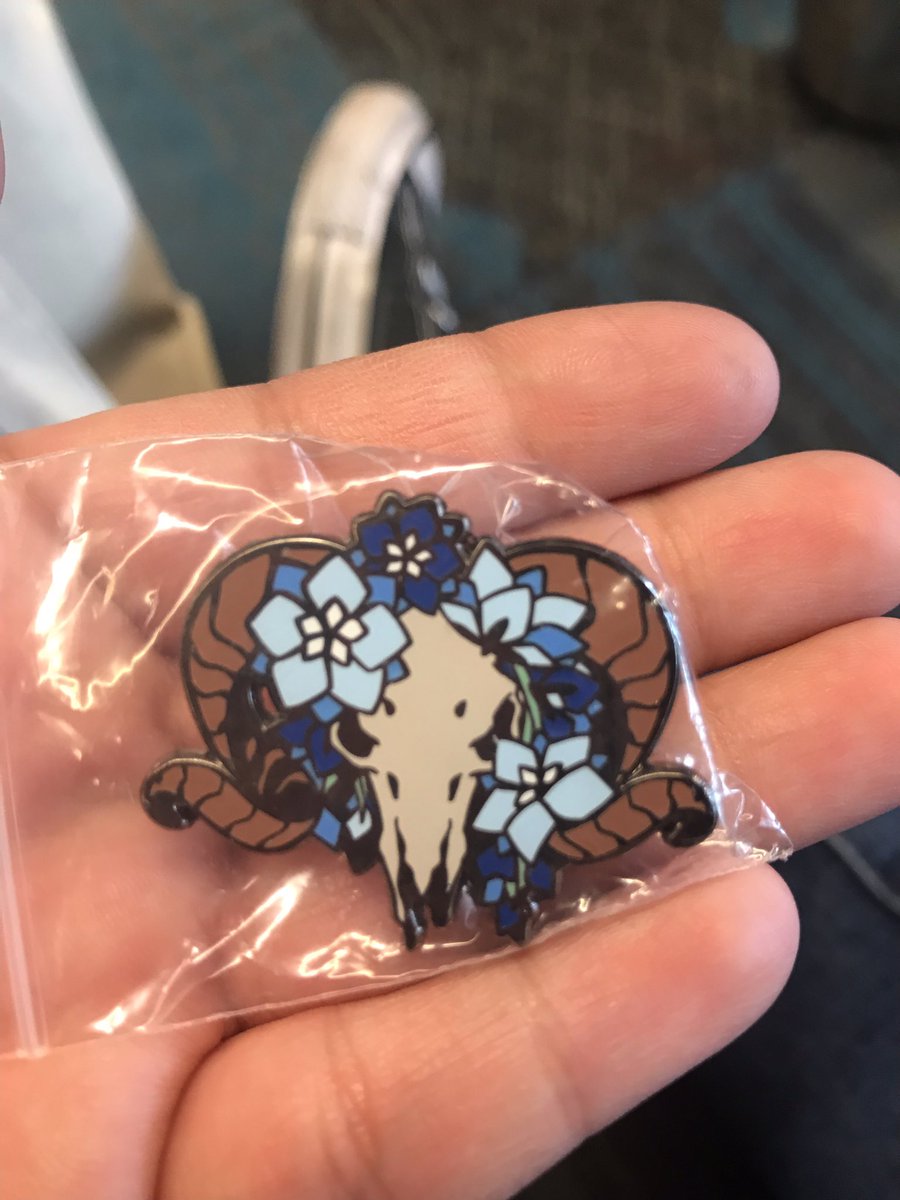 lil_Tiger_lily's tweet photo. Super late on the whole @FanimeCon post as i’ve been busy with home and work, but this was my swag pickup! I love them all so much!#fanimecon2019 #cuteanime #skulls #flowers
Pin: @EldritchSky
Shirt: @KomunHorangi https://t.co/8FoFDvnb0e