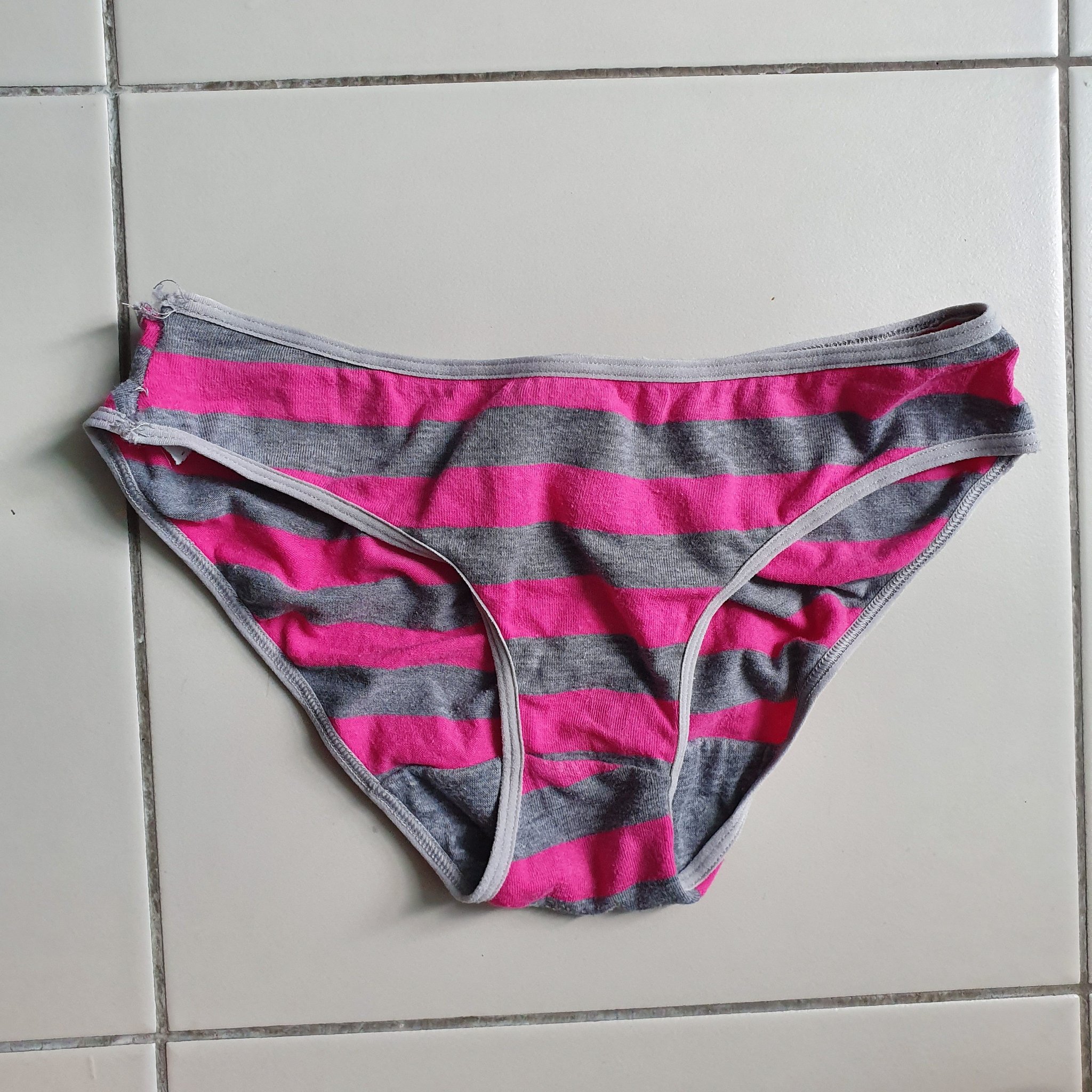 девушка танцует на пилоне. трусы в полоску красно черные henderson. девушка на шесте. чулки gabriella microfibre classic. Striptease panties.