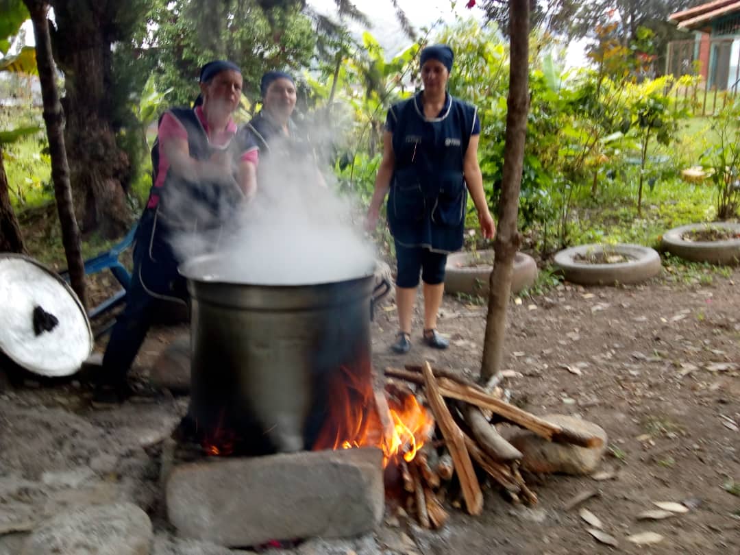 Sancocho a la leña para brindar alimentacion a nuestros estudiantes!!! <a href="/charlychaves/">Charly Rojas Chaves</a> <a href="/ORLANDOG70/">ORL@NDO G@RCI@</a> @MPPEDUCACION @RedEducUribante @CLIF_Uribante @ZonaEducTachira