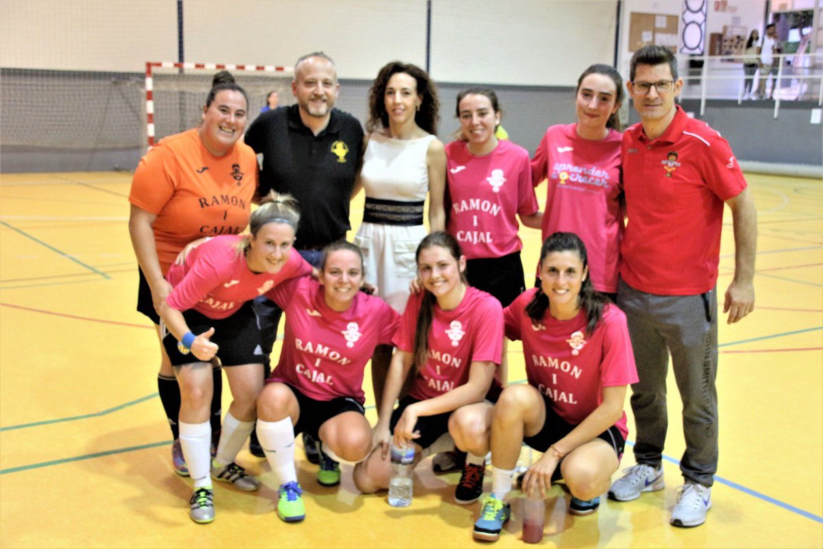 F_RamonyCajal's tweet photo. Un clàssic d’estes dates son els concursos #fallersesportius, i ací vos presentem als nostres equips amb els que volem divertir-se i fer disfrutar als nostres fidels espectadors de @F_RamonyCajal . #germanorfallera #futbolfaller #futbolinfantil #futbolfemeni #futbolfaller https://t.co/DSzjBMiycx